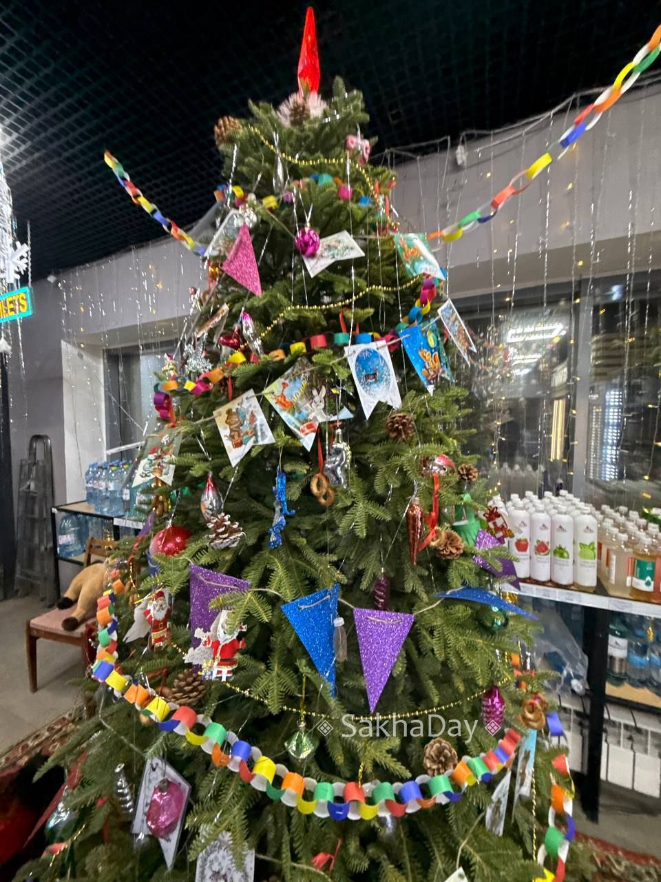 Трендовая елочка в одном из маркетов Трендовая елочка в одном из маркетов
