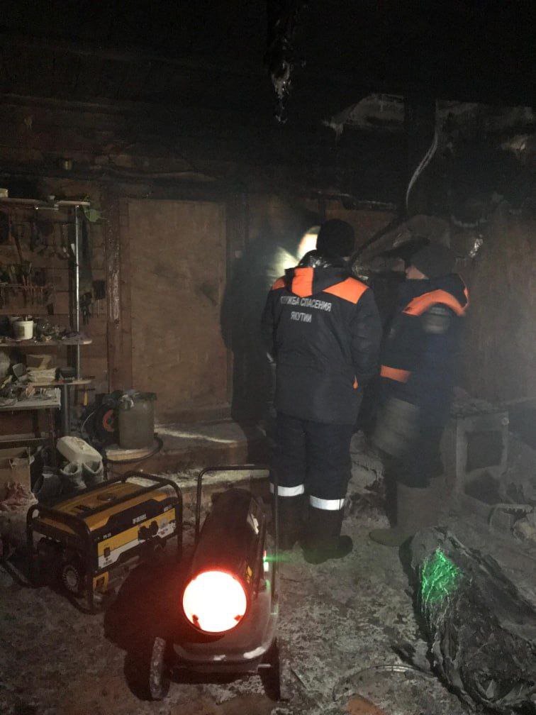 Спасатели запустили систему отопления после пожара в г. Нюрба Спасатели запустили систему отопления после пожара в г. Нюрба