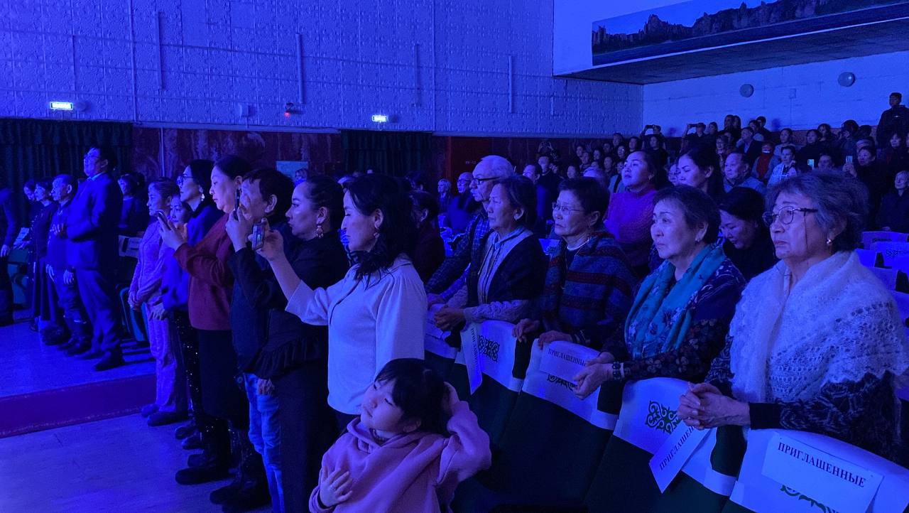 #СВОихНеБросаем. Вместе — мы сила: большой улусный благотворительный концерт «МЫ С ВАМИ» в г. Покровске В Центре культуры и народного творчества «Саргы тусулгэтэ» прошел районный благотворительный концерт в поддержку... #СВОихНеБросаем. Вместе — мы сила: большой улусный благотворительный концерт «МЫ С ВАМИ» в г. Покровске В Центре культуры и народного творчества «Саргы тусулгэтэ» прошел районный благотворительный концерт в поддержку...