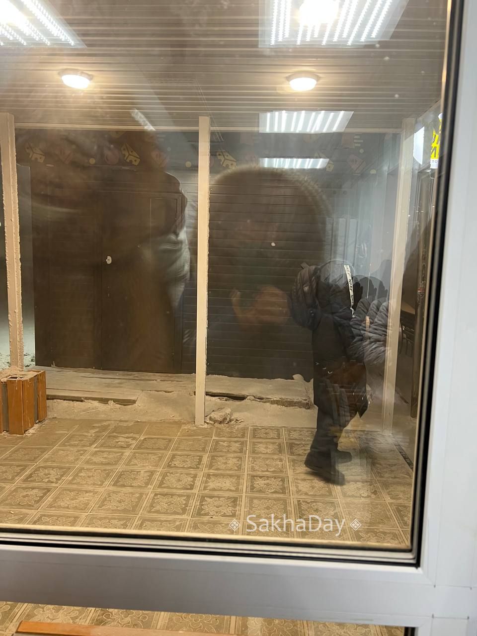 #пишут Обрадовались, что открыли Теплую остановку на Крестьянском, но из её окна сквозь туман видим, только стену киоска шаурмы, а не автобусы