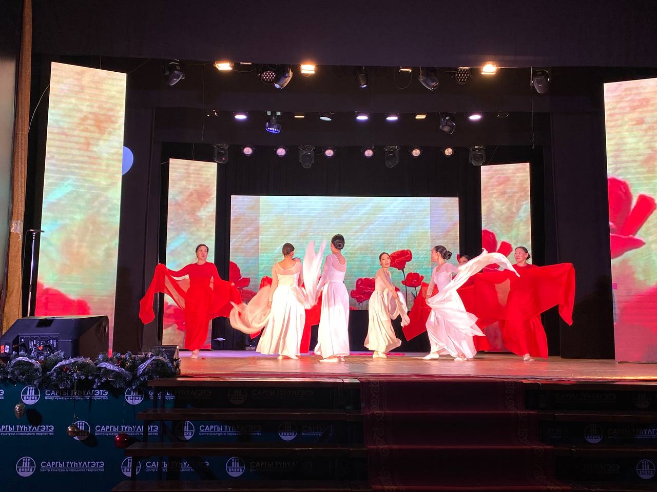 #СВОихНеБросаем. Вместе — мы сила: большой улусный благотворительный концерт «МЫ С ВАМИ» в г. Покровске В Центре культуры и народного творчества «Саргы тусулгэтэ» прошел районный благотворительный концерт в поддержку... #СВОихНеБросаем. Вместе — мы сила: большой улусный благотворительный концерт «МЫ С ВАМИ» в г. Покровске В Центре культуры и народного творчества «Саргы тусулгэтэ» прошел районный благотворительный концерт в поддержку...