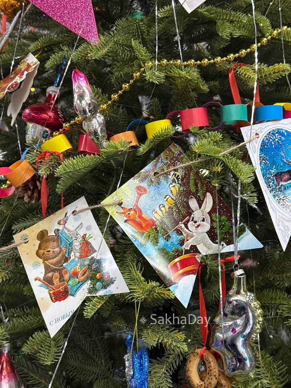 Трендовая елочка в одном из маркетов Трендовая елочка в одном из маркетов