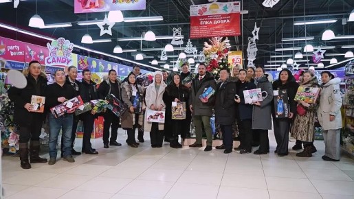 Заместитель главы города Якутска Антон Алексеенко с руководителями строительного блока Окружной администрации приняли участие в акции «Ёлка добра»