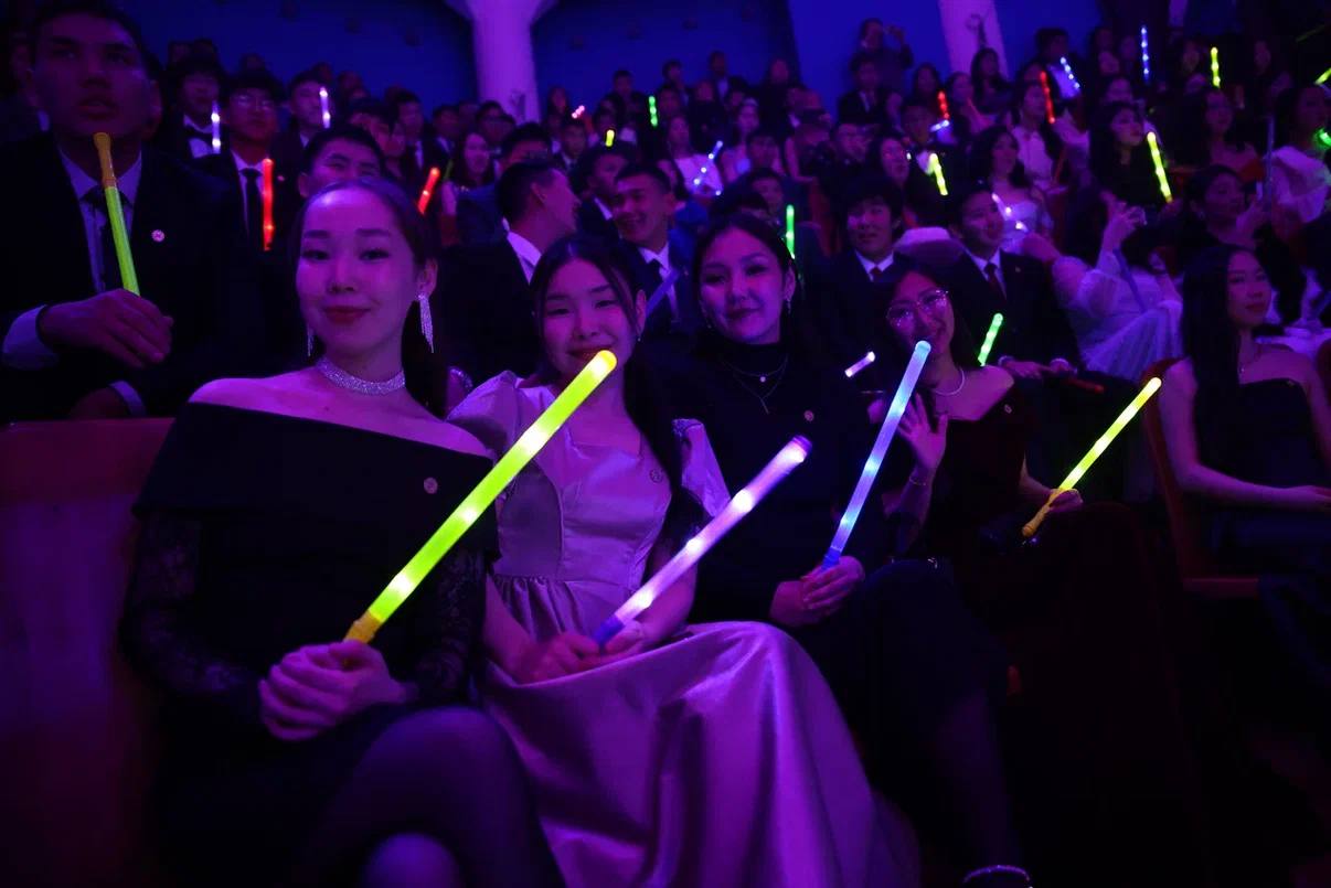 Айсен Николаев: В столице Якутии собрались 700 ребят со всей республики, и, если бы меня спросили, как выглядит будущее Якутии, я бы просто показал им этот зал Айсен Николаев: В столице Якутии собрались 700 ребят со всей республики, и, если бы меня спросили, как выглядит будущее Якутии, я бы просто показал им этот зал