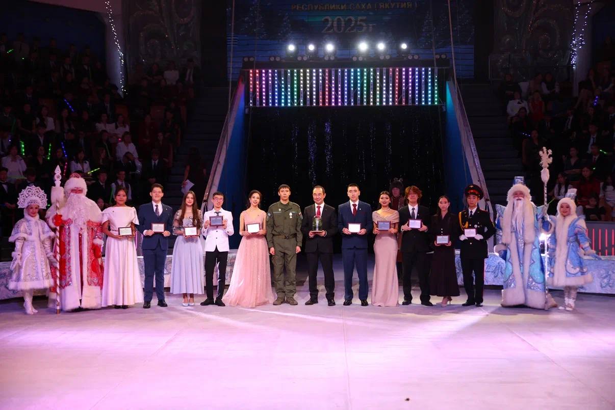 Айсен Николаев: В столице Якутии собрались 700 ребят со всей республики, и, если бы меня спросили, как выглядит будущее Якутии, я бы просто показал им этот зал Айсен Николаев: В столице Якутии собрались 700 ребят со всей республики, и, если бы меня спросили, как выглядит будущее Якутии, я бы просто показал им этот зал