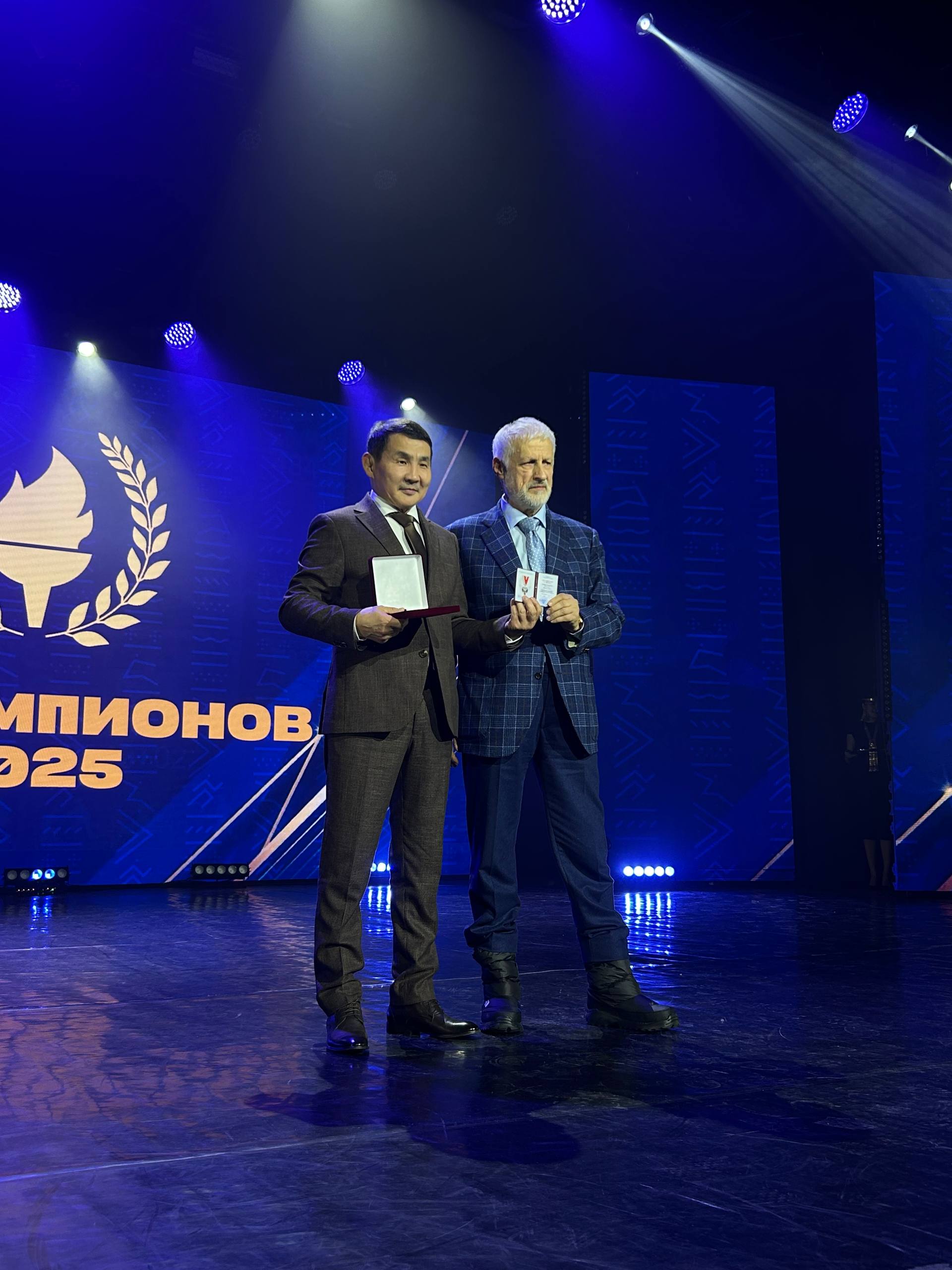 За заслуги в области физической культуры и спорта и многолетний добросовестный труд награждён почётным знаком «За заслуги в развитии физической культуры и спорта в Российской Федерации»: