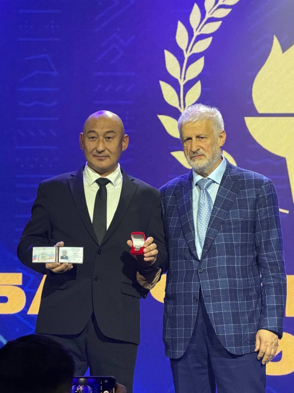 Николаю Элляевичу Константинову и Ивану Степановичу Готовцеву вручили понятное звание - Заслуженный тренер России по мас-рестлингу Николаю Элляевичу Константинову и Ивану Степановичу Готовцеву вручили понятное звание - Заслуженный тренер России по мас-рестлингу