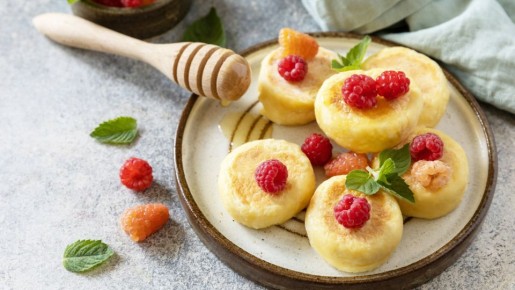 Так готовят сырники в кондитерских: вместо изюма кладут начинку повкуснее