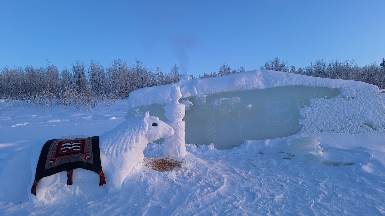 Лошадка Кыыдаана и шахматный конь у ёлки с экологичными игрушками от любительниц скандинавской ходьбы Хандыги