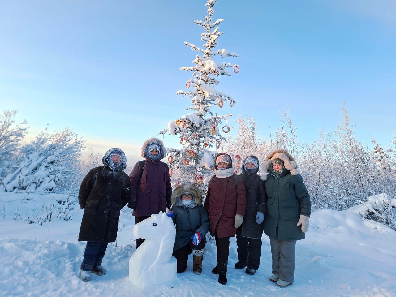 Лошадка Кыыдаана и шахматный конь у ёлки с экологичными игрушками от любительниц скандинавской ходьбы Хандыги Лошадка Кыыдаана и шахматный конь у ёлки с экологичными игрушками от любительниц скандинавской ходьбы Хандыги