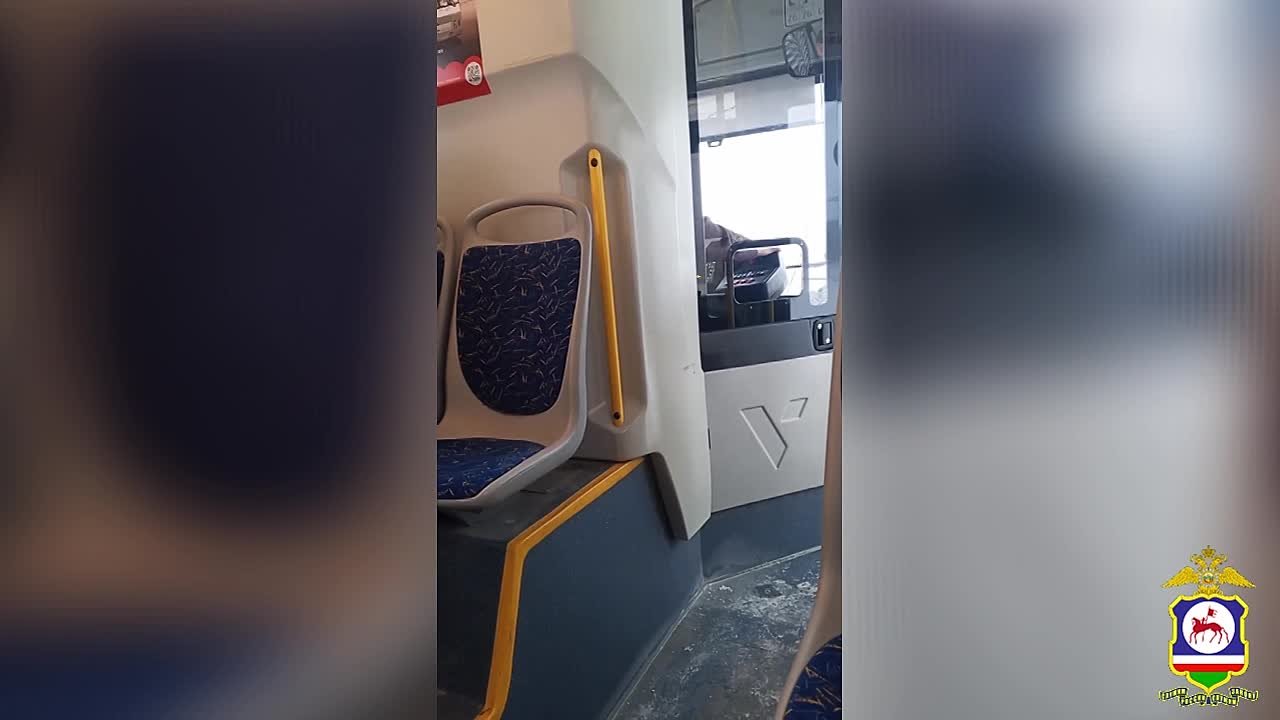 Один из подписчиков нашего канала прислал видео, в котором слышно, как молодая пассажирка пытается разубедить по телефону пожилую мать, которая попала на обман мошенников