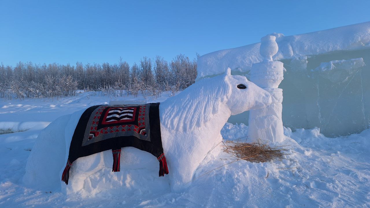 Лошадка Кыыдаана и шахматный конь у ёлки с экологичными игрушками от любительниц скандинавской ходьбы Хандыги Лошадка Кыыдаана и шахматный конь у ёлки с экологичными игрушками от любительниц скандинавской ходьбы Хандыги