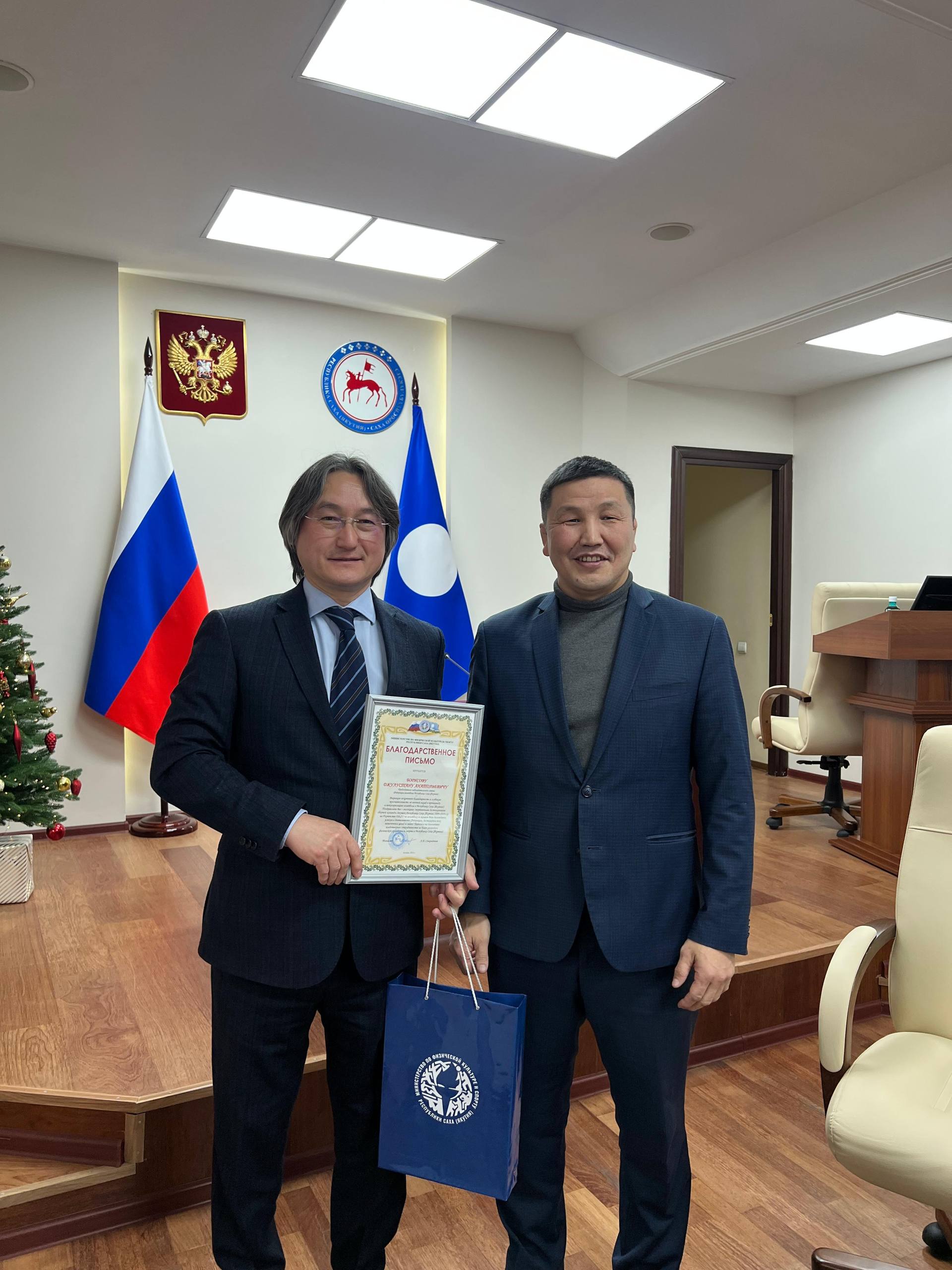 Леонид Спиридонов отметил серебряных призеров первенства ДФО по волейболу