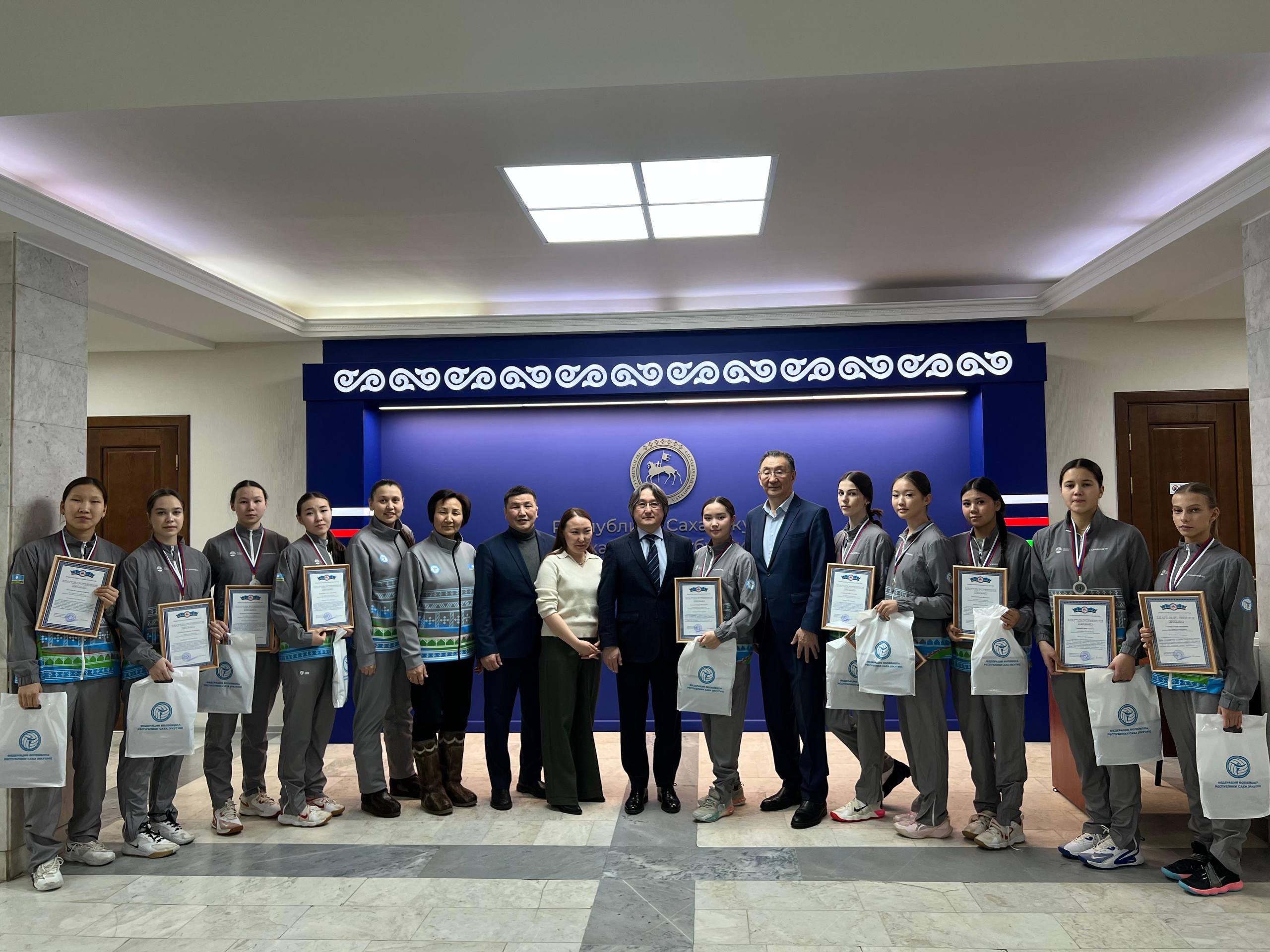 Леонид Спиридонов отметил серебряных призеров первенства ДФО по волейболу Леонид Спиридонов отметил серебряных призеров первенства ДФО по волейболу