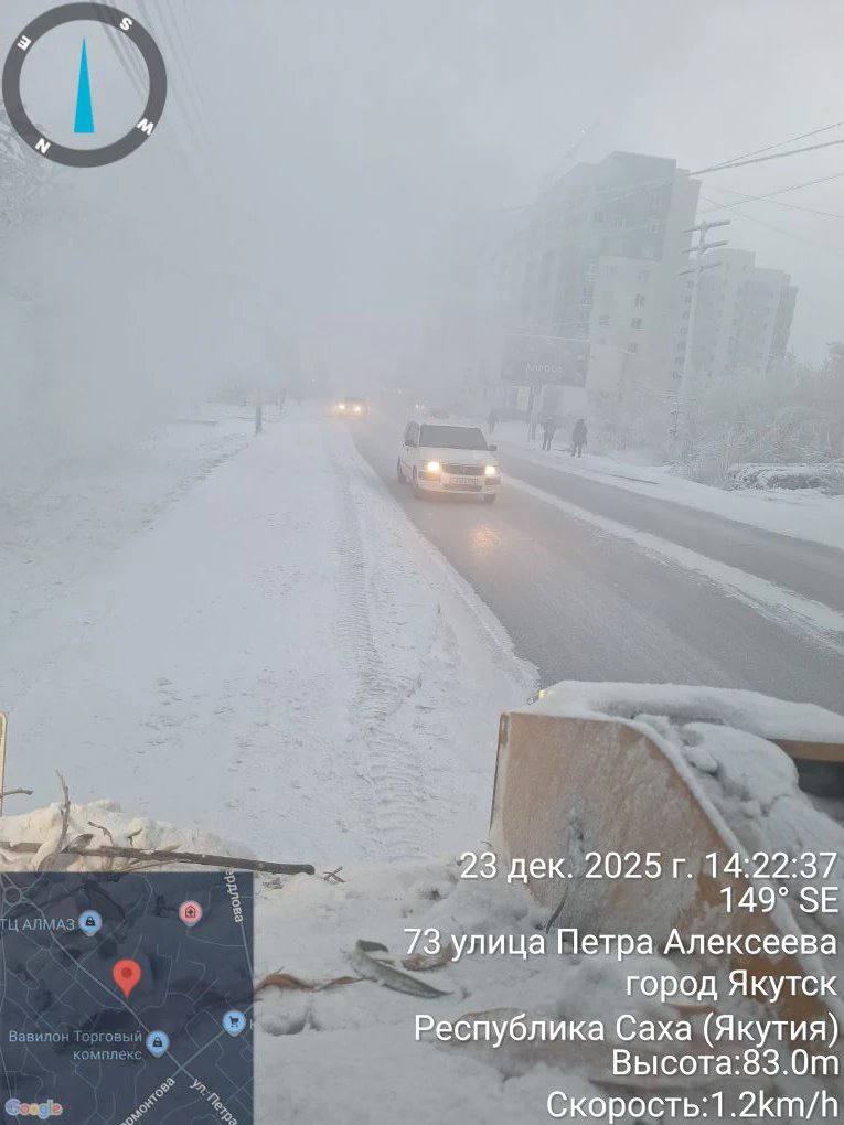 Механическая работа подрядной организацией по очистке тротуаров на территории Строительного округа