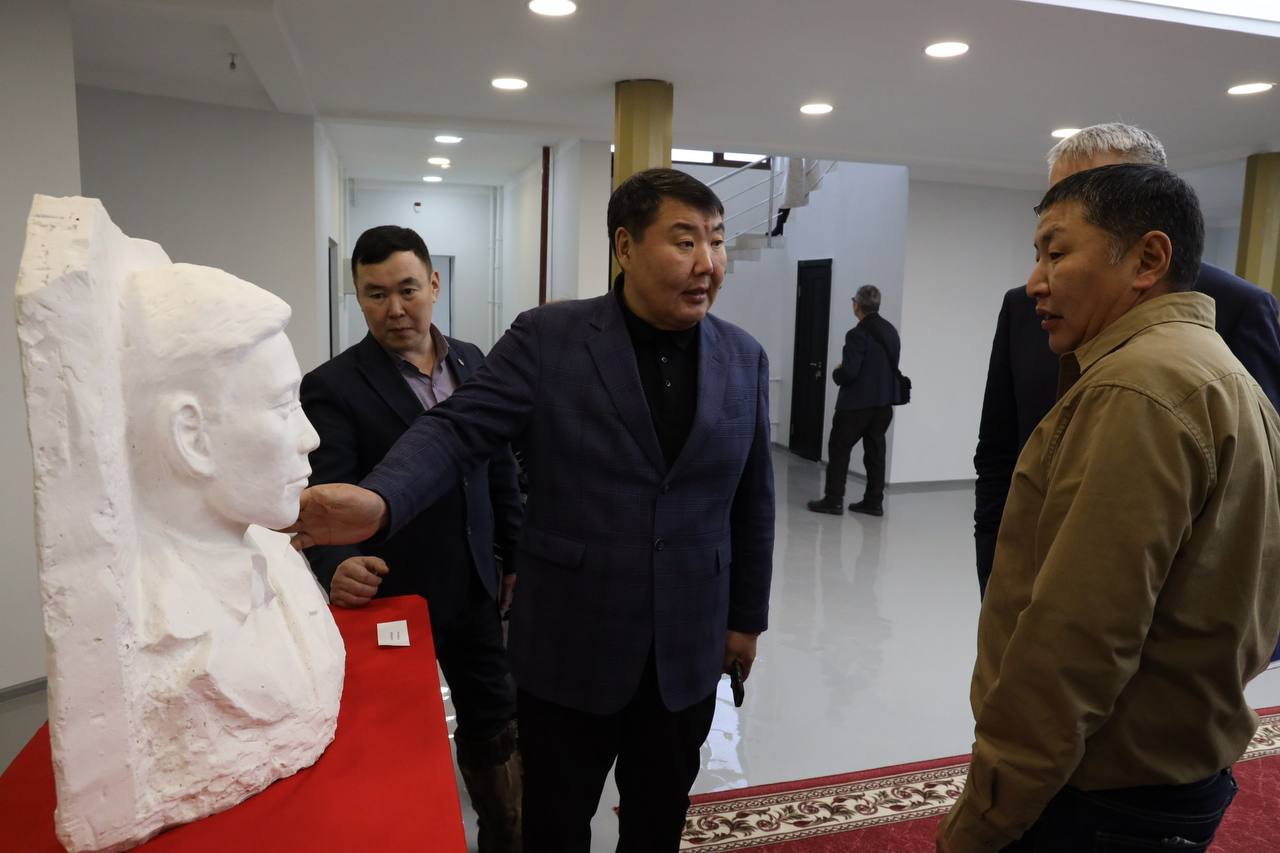 Ил Тмэн бэрэссэдээтэлэ Алексей Еремеев Таатта улууугар лэлээтэ Ил Тмэн бэрэссэдээтэлэ Алексей Еремеев Таатта улууугар лэлээтэ