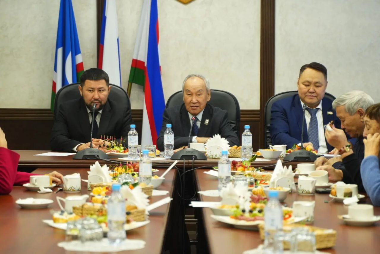 Евгений Григорьев: Поблагодарил членов Высшего совета старейшин г. Якутска за плодотворную работу в 2025 г. и поздравил с наступающим Новым годом Евгений Григорьев: Поблагодарил членов Высшего совета старейшин г. Якутска за плодотворную работу в 2025 г. и поздравил с наступающим Новым годом