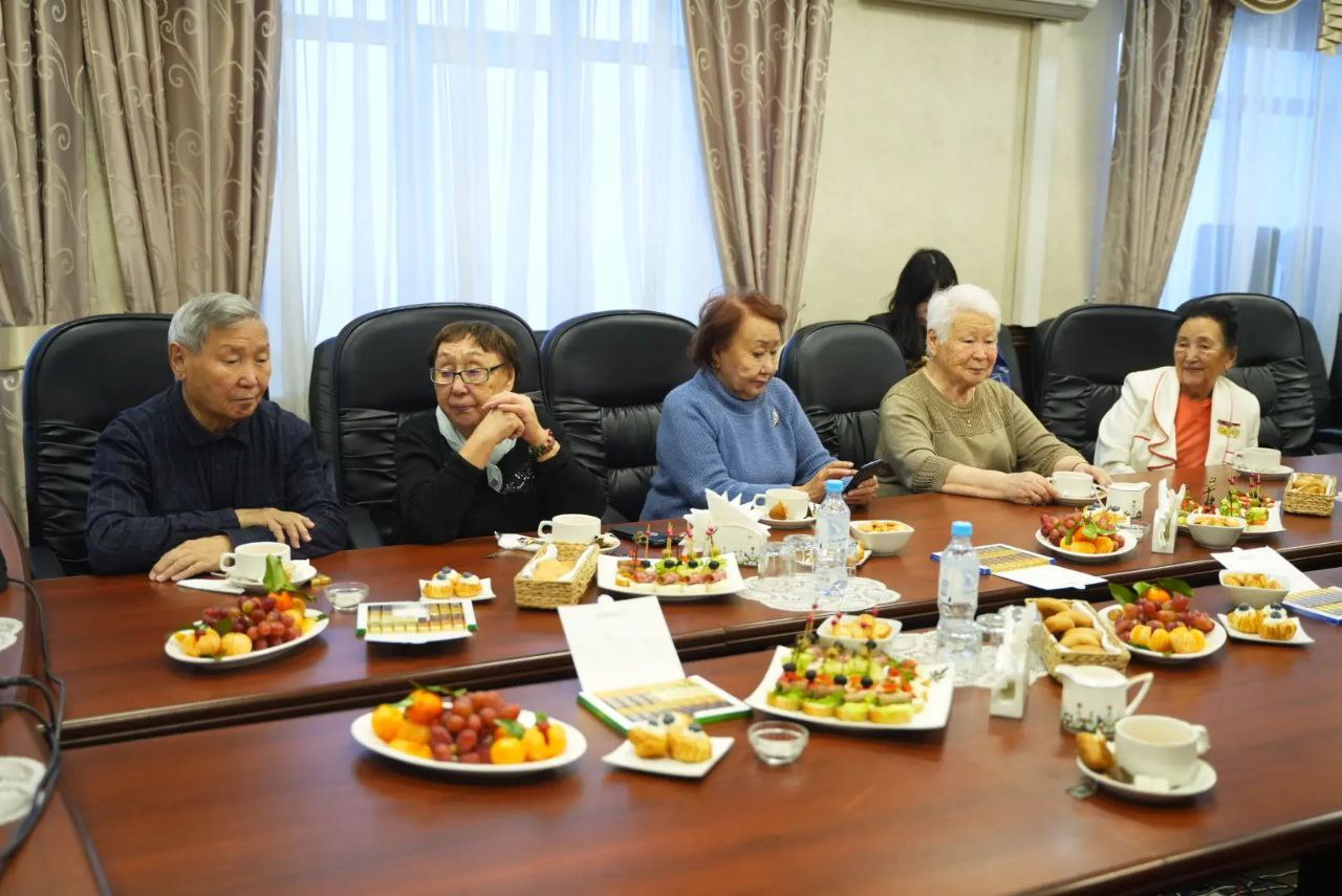 Евгений Григорьев: Поблагодарил членов Высшего совета старейшин г. Якутска за плодотворную работу в 2025 г. и поздравил с наступающим Новым годом Евгений Григорьев: Поблагодарил членов Высшего совета старейшин г. Якутска за плодотворную работу в 2025 г. и поздравил с наступающим Новым годом