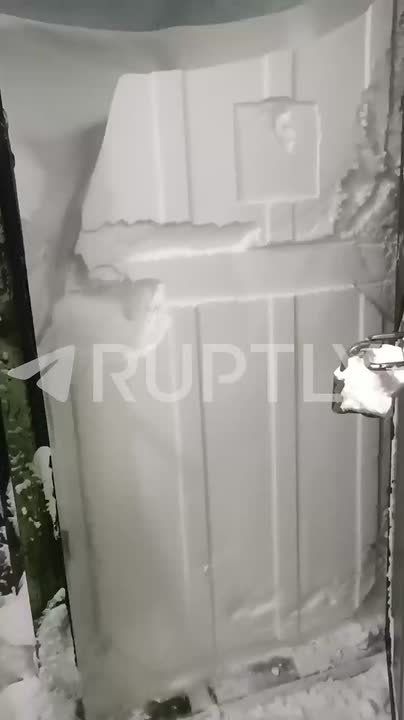 Утро у жителей поселка Тикси началось не с кофе, а с попыток просто открыть дверь и пробиться на свободу