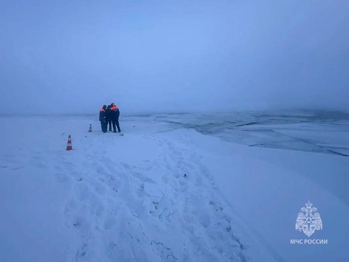 Автомобиль с пассажирами, включая ребенка, провалился под лед в Якутске