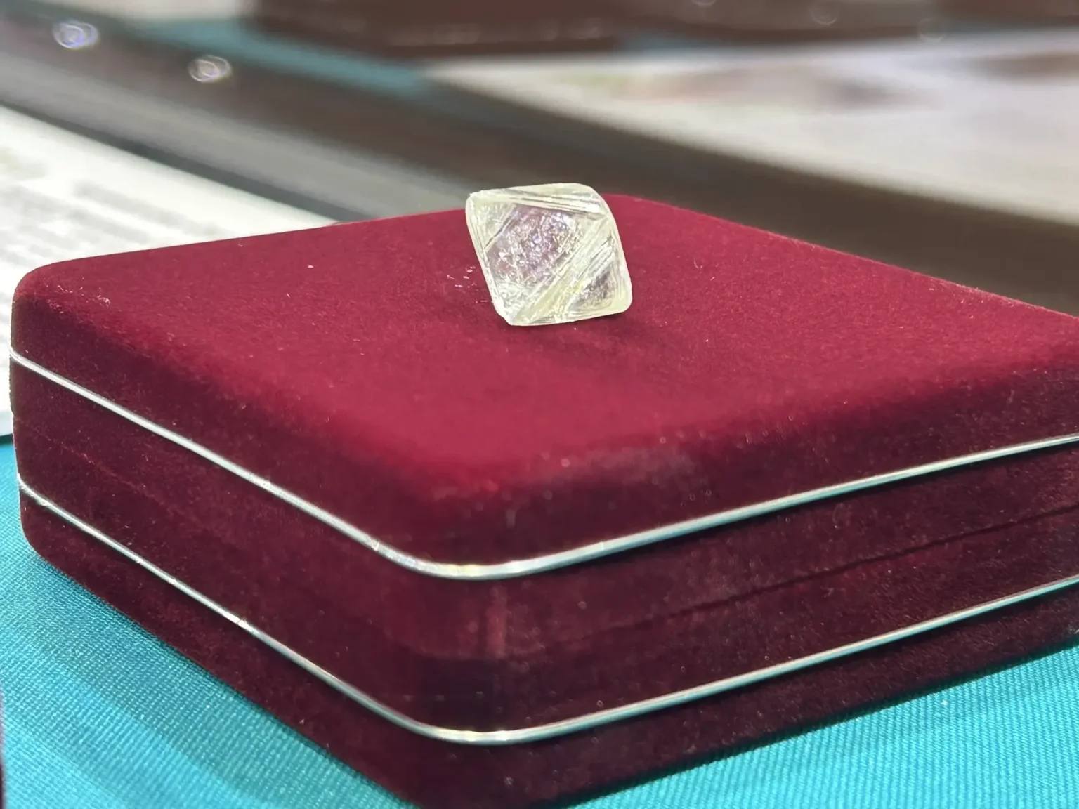 Именной алмаз в честь Героя России Дмитрия Егорова представили его семье