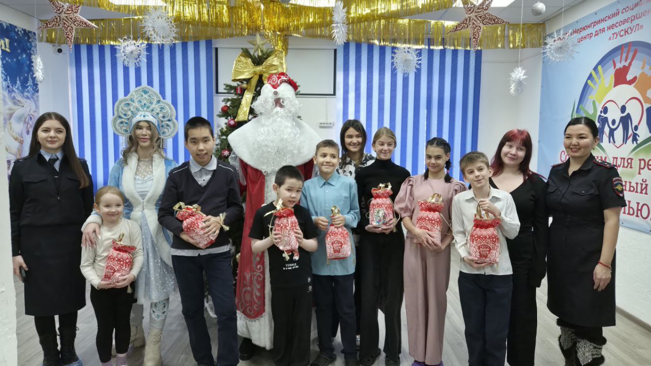 В Нерюнгринском районе полицейский Дед Мороз и Снегурочка присоединились к самой сказочной Всероссийской акции В Нерюнгринском районе полицейский Дед Мороз и Снегурочка присоединились к самой сказочной Всероссийской акции