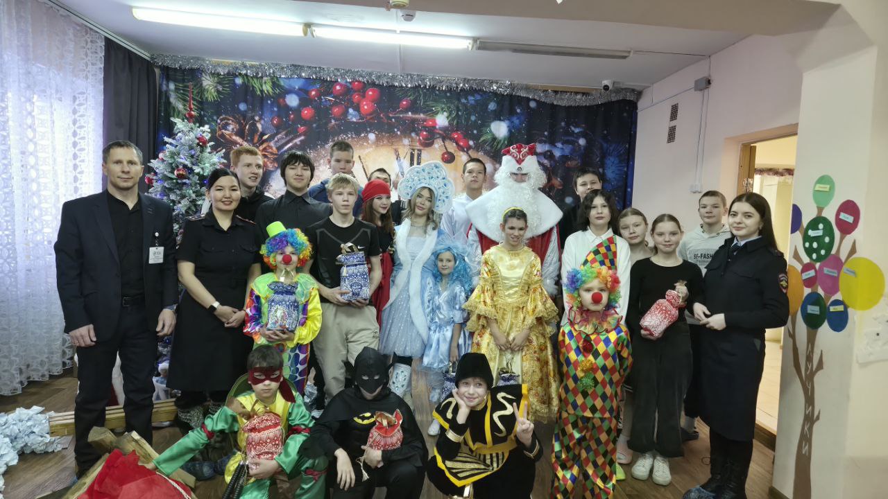 В Нерюнгринском районе полицейский Дед Мороз и Снегурочка присоединились к самой сказочной Всероссийской акции В Нерюнгринском районе полицейский Дед Мороз и Снегурочка присоединились к самой сказочной Всероссийской акции