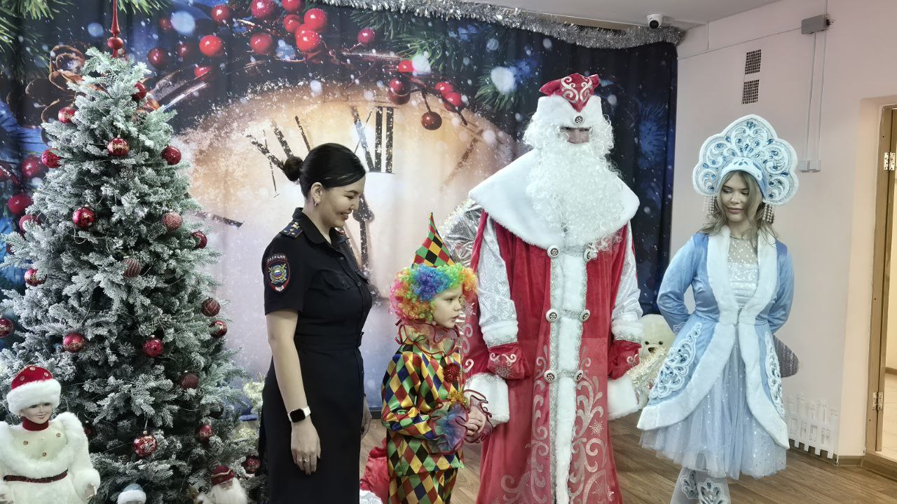 В Нерюнгринском районе полицейский Дед Мороз и Снегурочка присоединились к самой сказочной Всероссийской акции В Нерюнгринском районе полицейский Дед Мороз и Снегурочка присоединились к самой сказочной Всероссийской акции