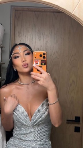 Блогеры и известные персоны продолжают поздравлять с Новым годом