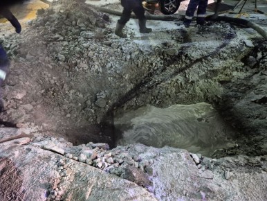 Сегодня 02.01.2026, в г. Якутске в 16:30, при проведении земляных работ, сторонней организацией (АО СТНГ) пробит водопровод на перекрестке улиц Каландрашвили и Чайковского