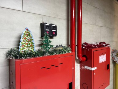 А вот как украсили подъезд дома в Якутске