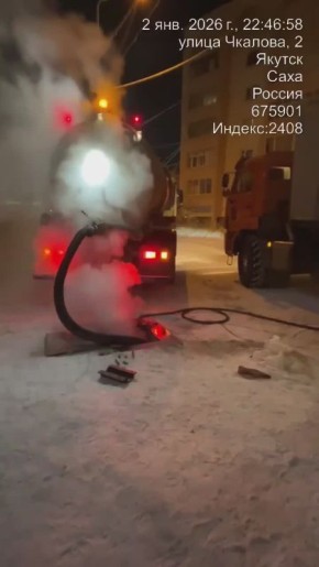 В целях устранения аварийной ситуации на сетях водоснабжения к дому по адресу ул. Чепалова, 37, привлечена спецтехника ППУ МУП "Жилкомсервис" и АО "Теплоэнергия"