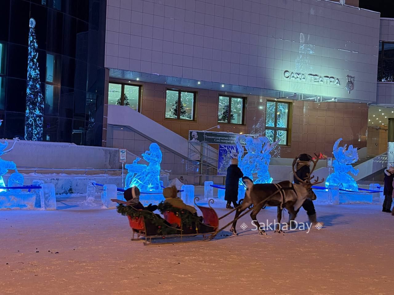 Прогулка по Орджоникидзе: несмотря на холод и ветер гуляющих много Прогулка по Орджоникидзе: несмотря на холод и ветер гуляющих много