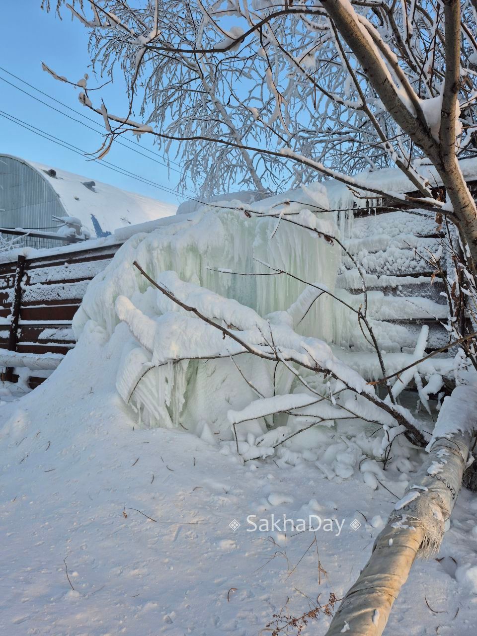 #пишут. В Якутске не могут разобраться, чья глыба У нас опять проблема с прорывом бесхозной трубы по ул 50лет Советской Армии 45/1,опять прорвало и никто не приезжает