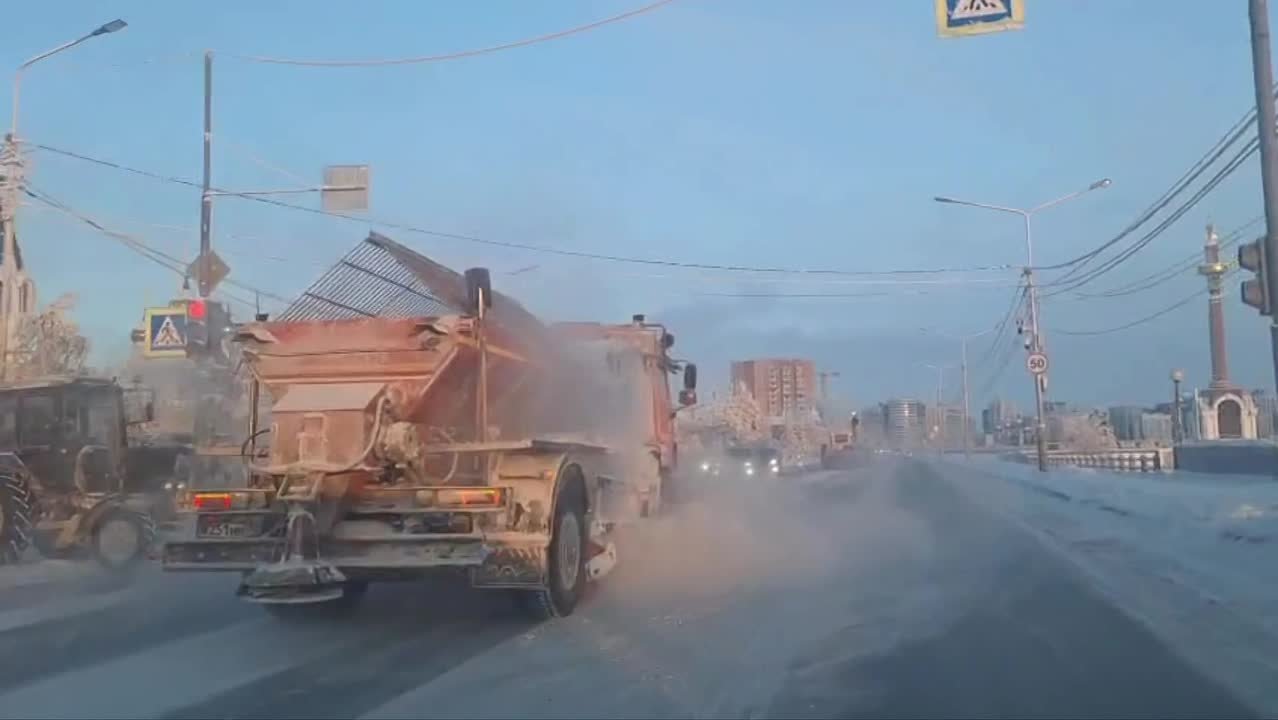 Кадры работ по уборке снега с осевой и прибордюрной части