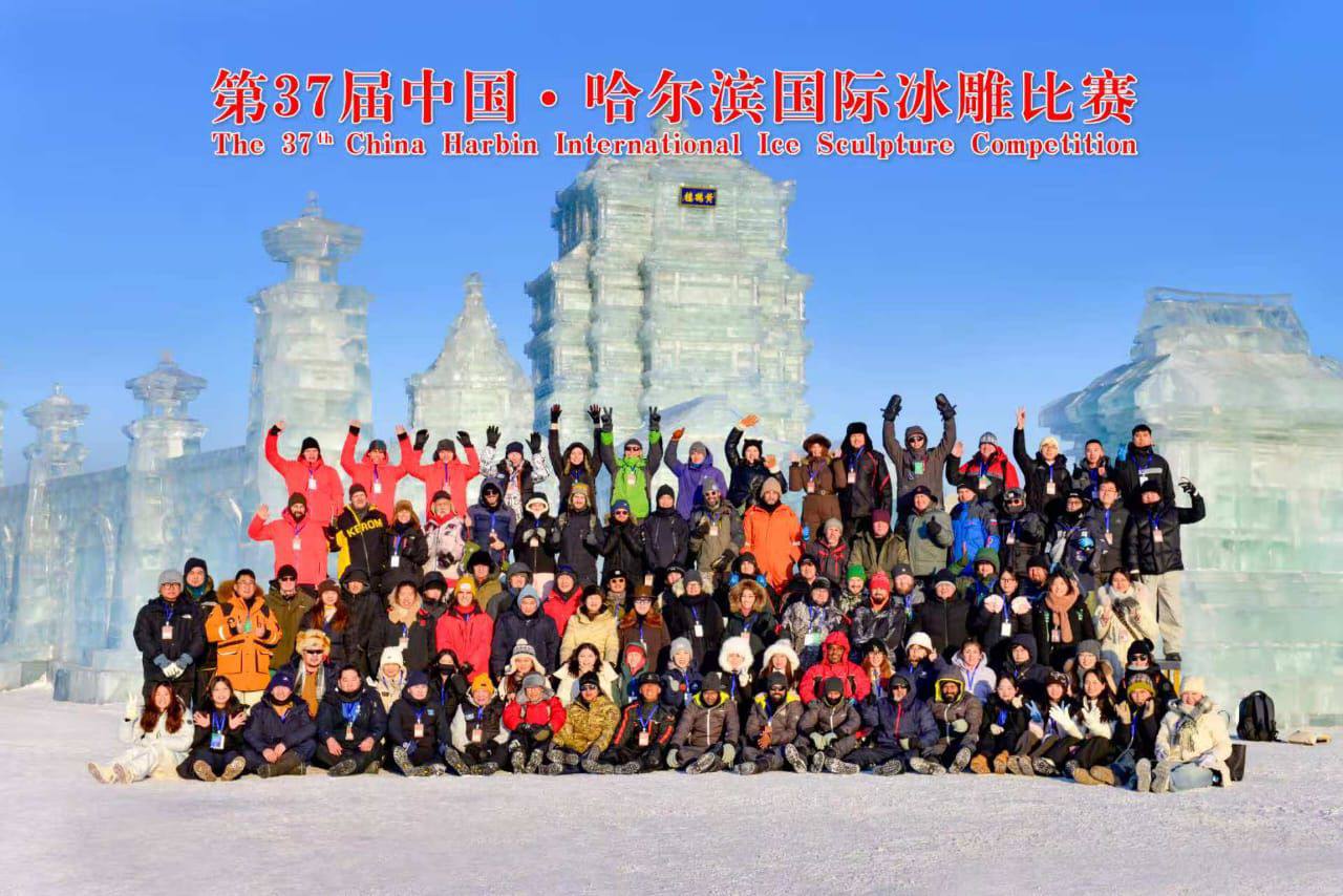 Впервые судья из Якутии оценивает работы на конкурсе ледовых скульптур в Харбине Впервые судья из Якутии оценивает работы на конкурсе ледовых скульптур в Харбине