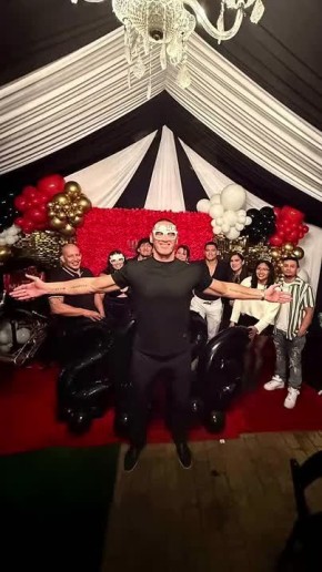 Айаал Лазарев поздравляет с Новым годом из Лос-Анжелеса: