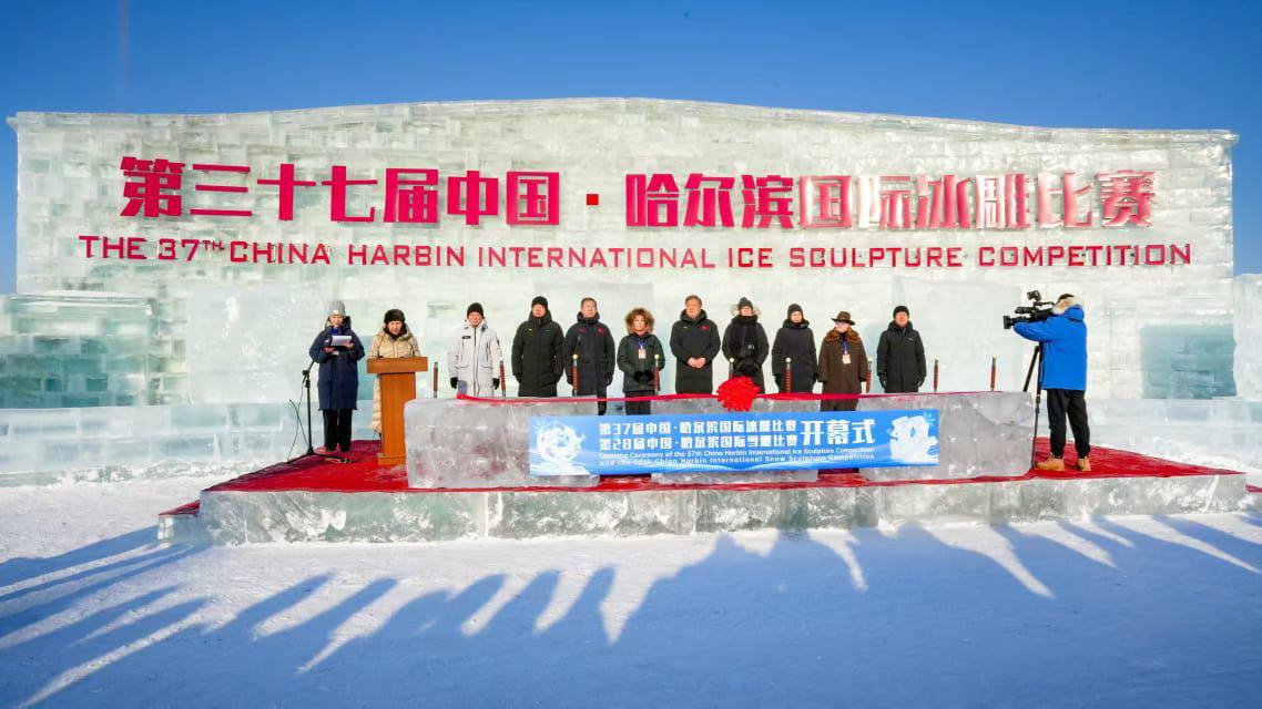 Впервые судья из Якутии оценивает работы на конкурсе ледовых скульптур в Харбине Впервые судья из Якутии оценивает работы на конкурсе ледовых скульптур в Харбине