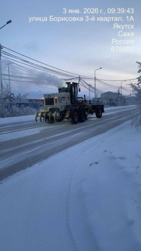Кадры работ по уборке снега с проезжей части