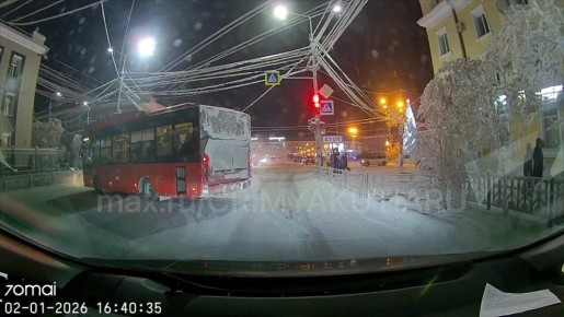 Видеофакт: в Якутске автобус развернулся на перекрестке Чиряева и Дзержинского