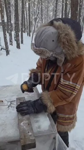 Забить гвоздь бананом и другие якутские развлечения: комик Павел Воля с сыном добрался до царства вечной мерзлоты и сразу взялся тестировать местные интернет-тренды