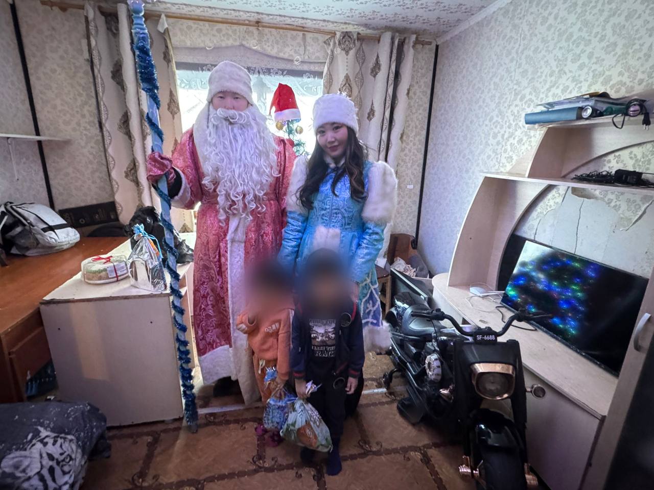 В Горном районе Полицейский Дед Мороз поздравил детей с Новым годом В Горном районе Полицейский Дед Мороз поздравил детей с Новым годом