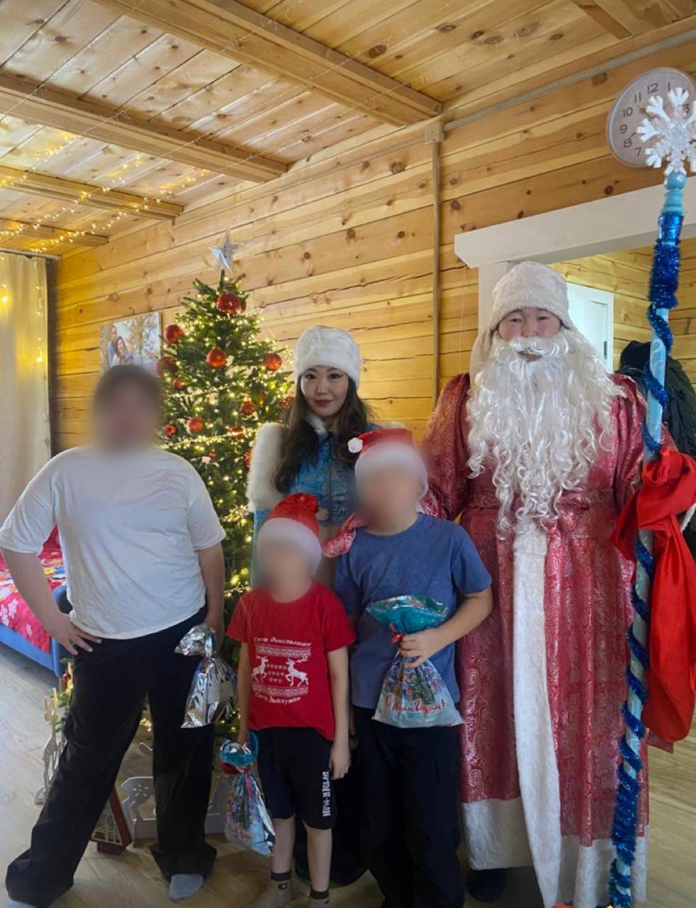 В Горном районе Полицейский Дед Мороз поздравил детей с Новым годом В Горном районе Полицейский Дед Мороз поздравил детей с Новым годом