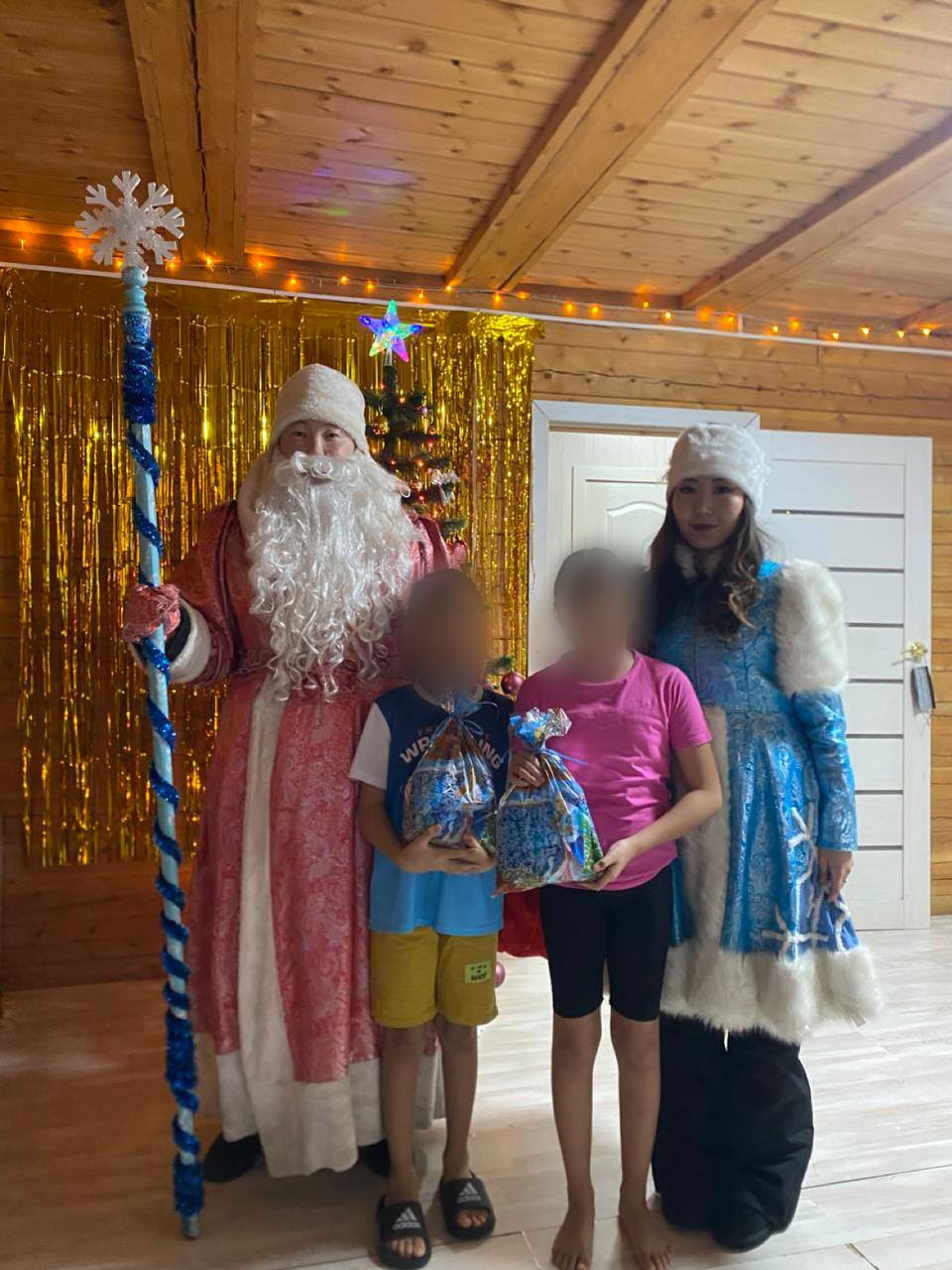 В Горном районе Полицейский Дед Мороз поздравил детей с Новым годом