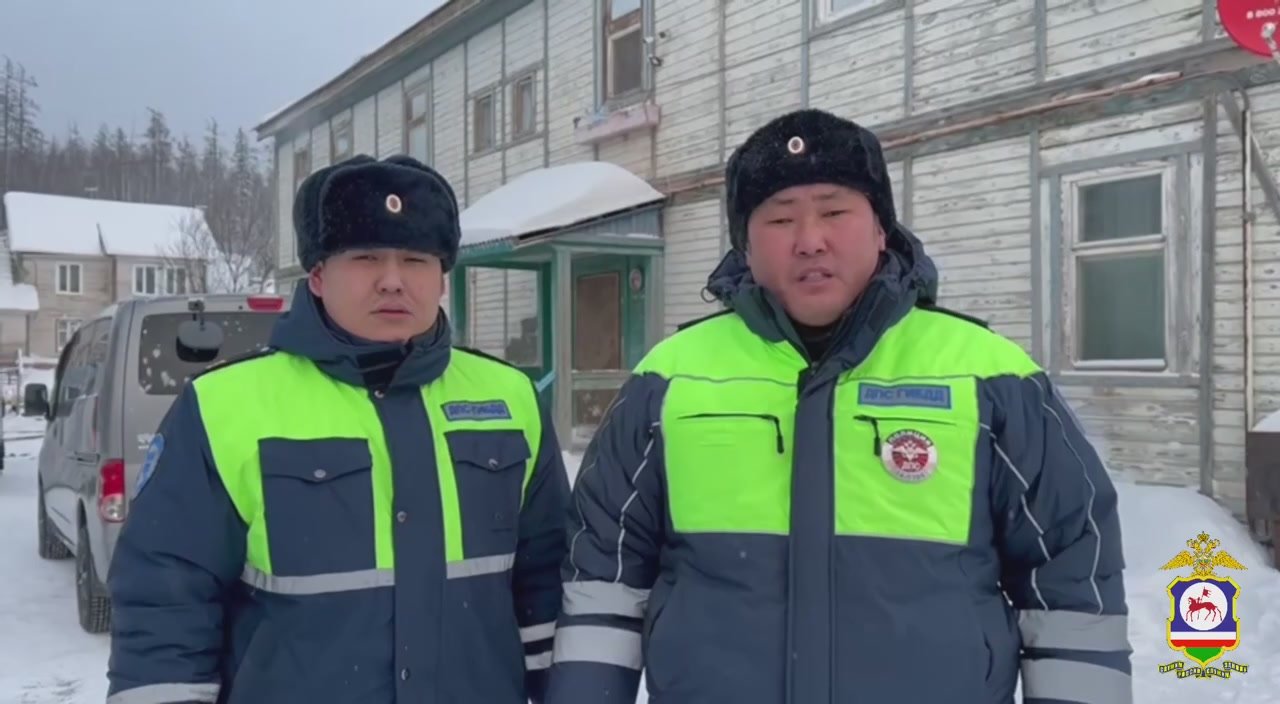 В Якутии полицейские спасли годовалого ребёнка и троих жильцов многоквартирного дома при пожаре