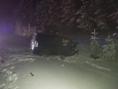 Сотрудники Госавтоинспекции работают на месте ДТП в Мегино-Кангаласском районе