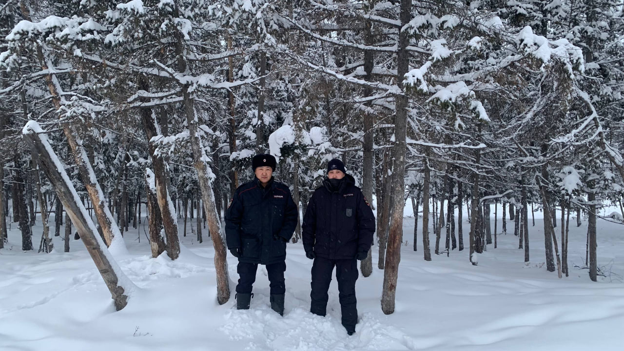 В Якутии полицейские оказали помощь семье, заблудившейся и застрявшей на своем автомобиле на лесной дороге В Якутии полицейские оказали помощь семье, заблудившейся и застрявшей на своем автомобиле на лесной дороге