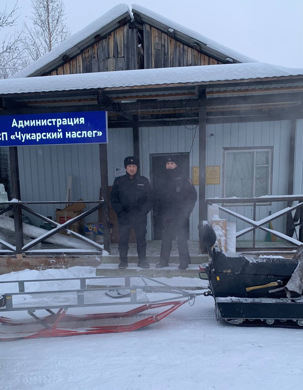 В Якутии полицейские оказали помощь семье, заблудившейся и застрявшей на своем автомобиле на лесной дороге