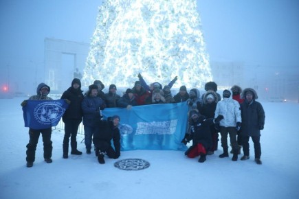 Фотофакт: замерзшие, но счастливые китайские туристы перед отправкой в автопутешествие