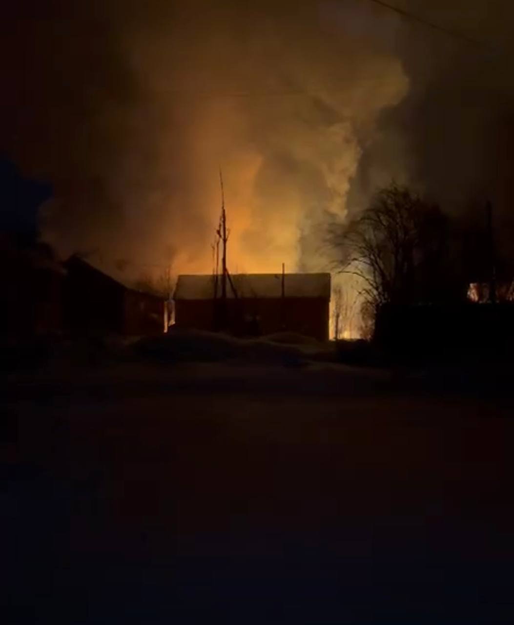 #происшествия. Новый год только начался, а в микрорайоне Северный уже третий пожар #происшествия. Новый год только начался, а в микрорайоне Северный уже третий пожар